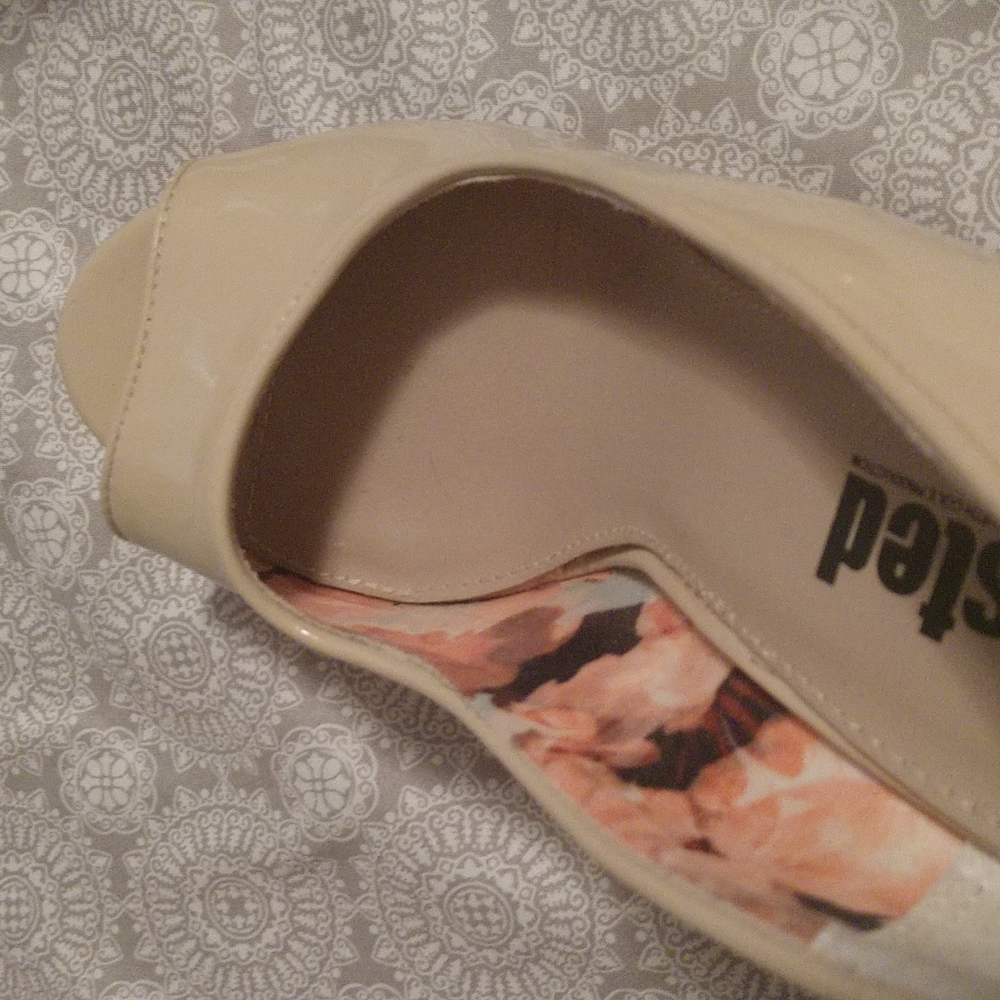 Nude Patent Peep-Toe Pumps Sz 7½ - Picture 5 of 8